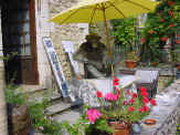 Bonobouille le bonobo, dit Socrate, en cours de cr�ation, devant la maison....
